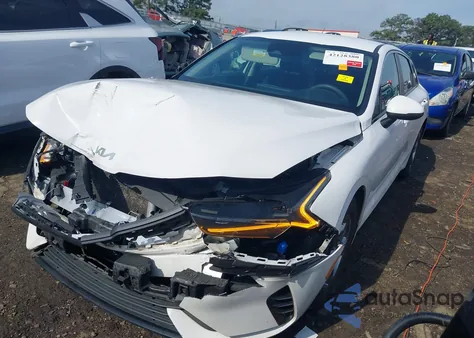 2022 Kia K5 Lxs z USA, uszkodzony, nr VIN 5XXG14J29NG144624